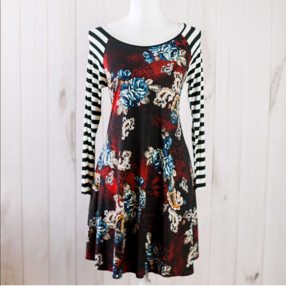🎈The Gabriella Dress- red floral with stripes - Picture 4 of 9